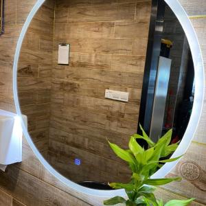 безрамное зеркало