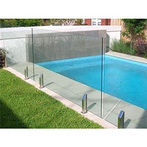 Clear Brilliance объясняет преимущества безрамных стеклянных ограждений для бассейнов